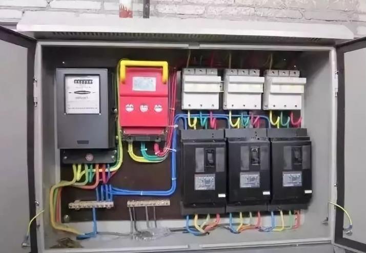 注意了！配電箱里千萬不能放雜物，會引起火災哦！